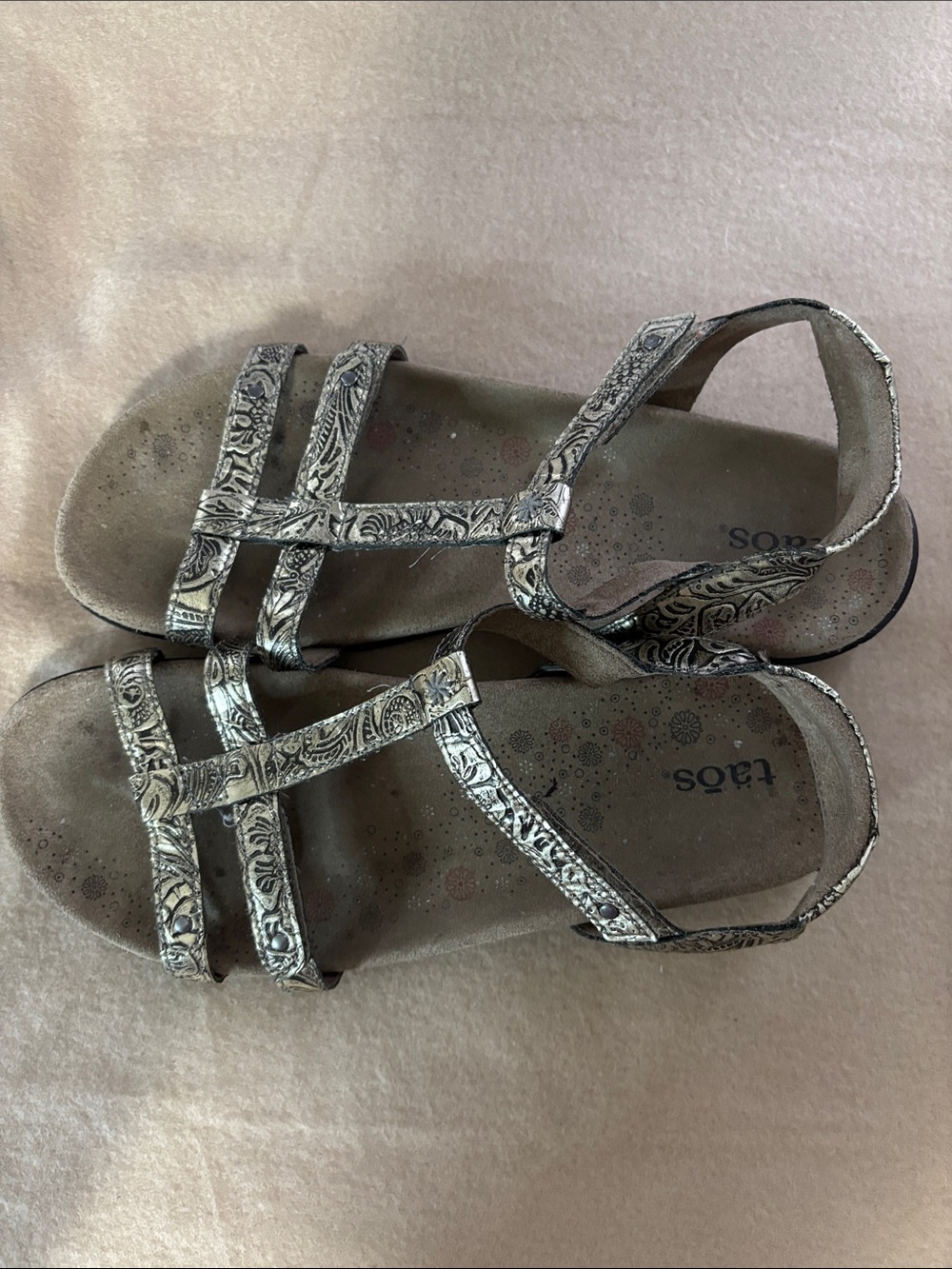 Taos Embossed Strappy Sandals in Metallic Silver Sz 8 VGUC - Picture 4 of 7